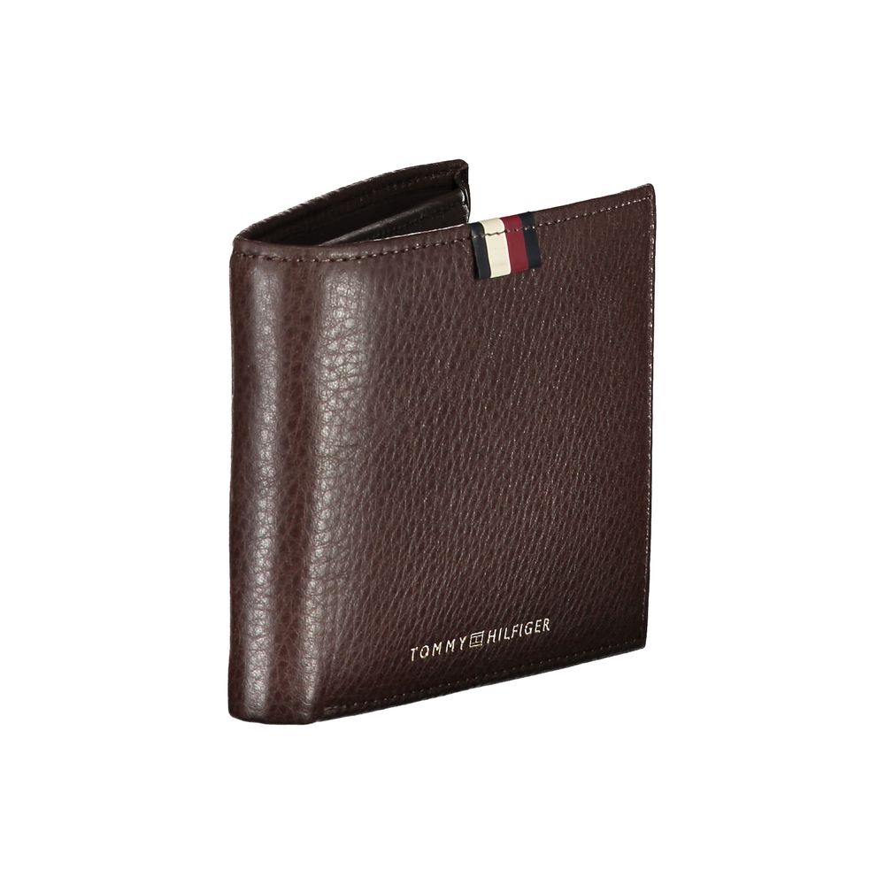 Elegant Brown Leather Wallet with Modern Contrast