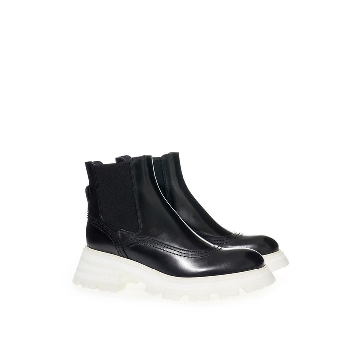 Alexander Mcqueen Elegant Leather Ankle Boots in Black