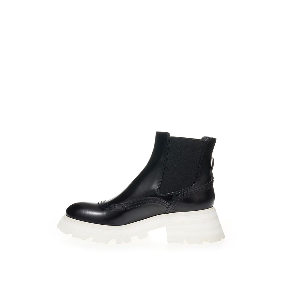 Alexander Mcqueen Elegant Leather Ankle Boots in Black